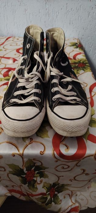 Adidași și blugi