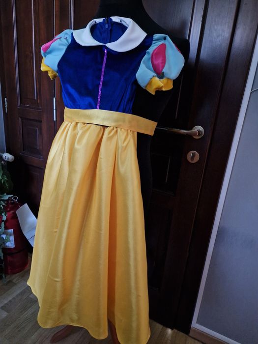 Rochiță Alba ca Zapada! Potrivita pentru fetiță 104  -110 cm! Rochița este nouă si este confecționata  din  catifea si satin!