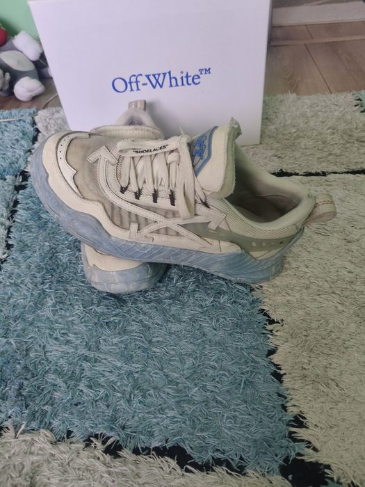 Vand off white odsy blue marble
