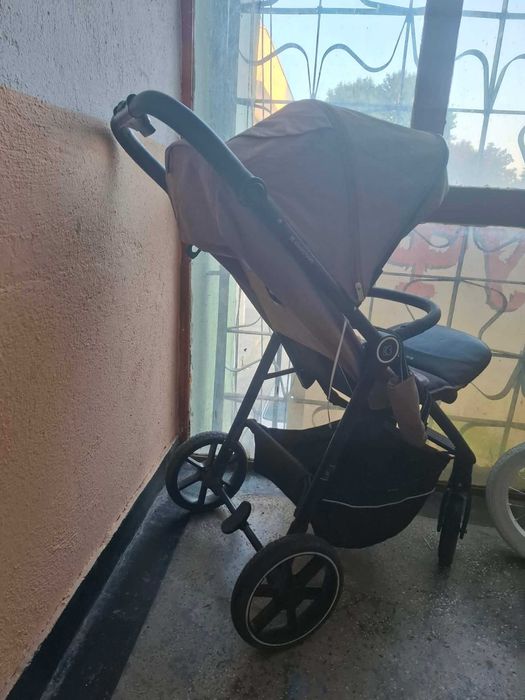 Продавам детска количка KikaBoo Lucy в много добро състояние. Цвят Бежов