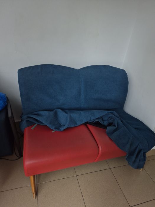 Vând canapea  2 locuri ,piele, roșie,fara defecte ,rupturi,zgarieturi  .  Esteachiziționata din Italia ,stare perfecta..