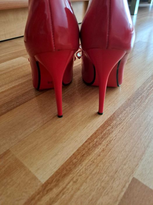 Червени дамски обувки със тънък ток номер39