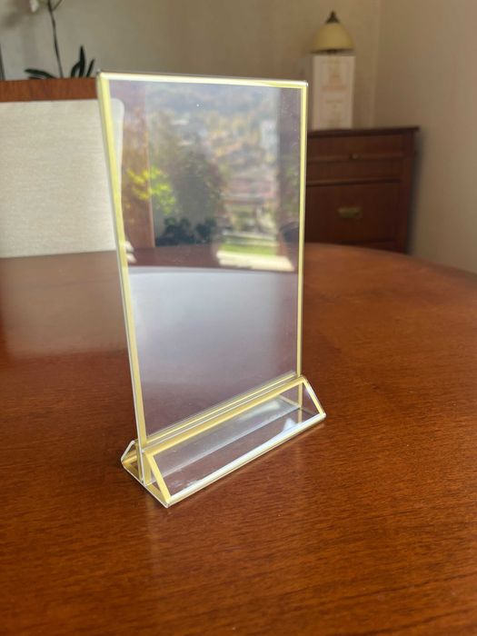 Бяла метална арка с червени рози и друга сватбена украса