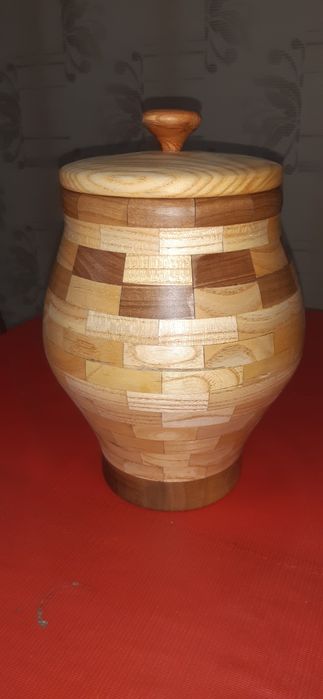 Продаются изделия из твёрдых пород дерева и принимаются на заказ дерев