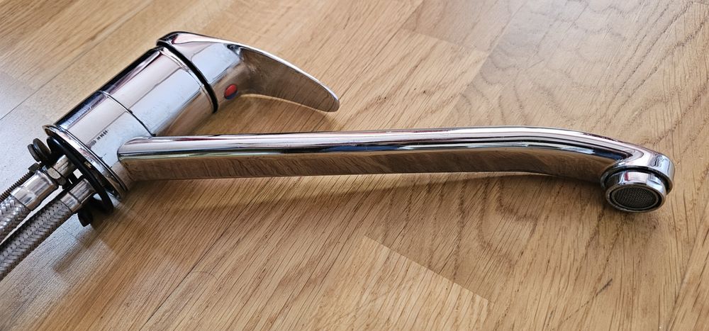 Смесител за мивка с гъвкави връзки, ползван