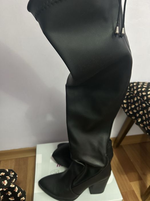 Черни боти и чизми