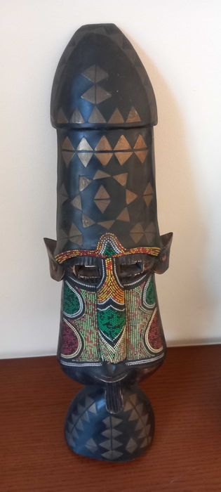 Продавам западноафрикански маски с височина 70 см.