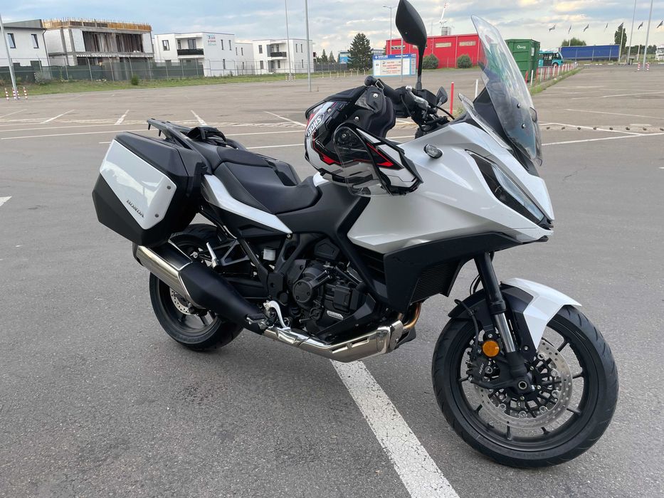 Honda NT 1100 DCT, an 2022, km la bord 2233, nou nouta, in stare impecabila. Reviziile au fost facute la an, la reprezentanta. Fara incidente.