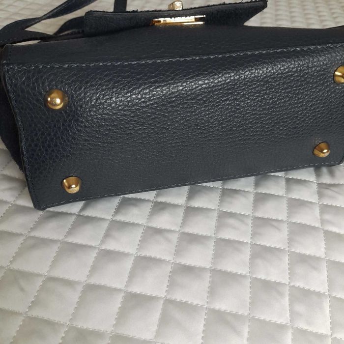 Тъмно синя чанта с капак от естествен косъм