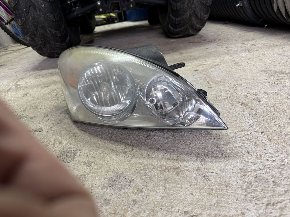 Продавам десен фар за kia ceed.