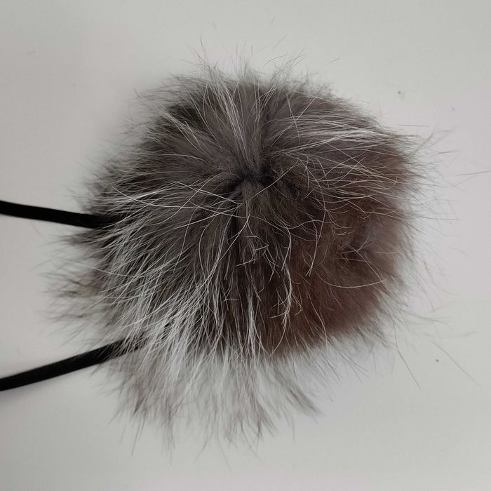 Продавам помпони от естественна кожа