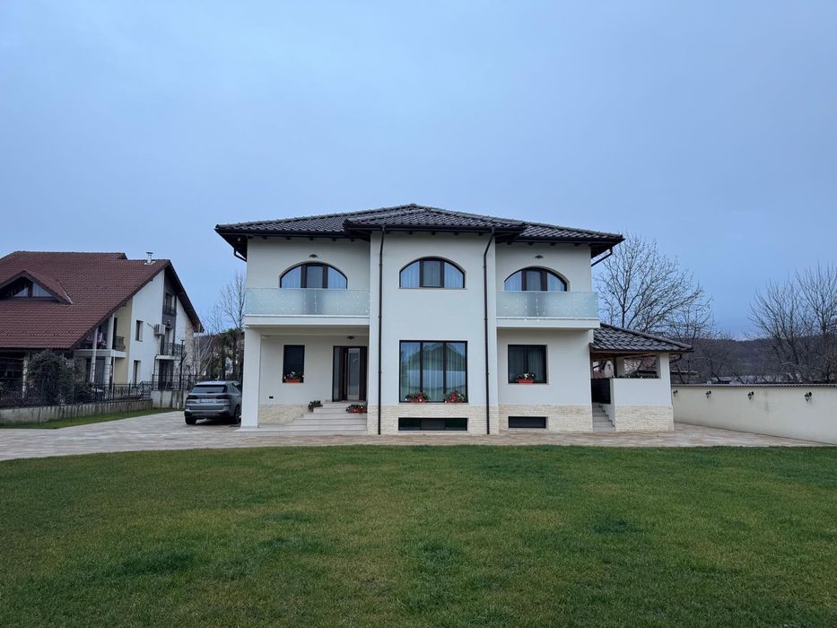 Vila deosebită an 2024 , teren 1213 m Râmnicu Vâlcea , Ostroveni Sat.
