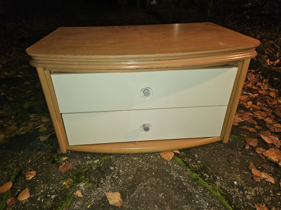 Продавам шкаф с чекмеджета и разгъващ се плот (подходящ за карав