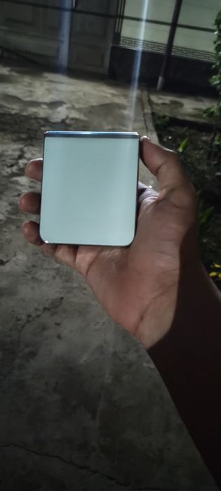 Samsung galaxy Z Flip5 zapchast holatida sotiladi xotira 256 gb