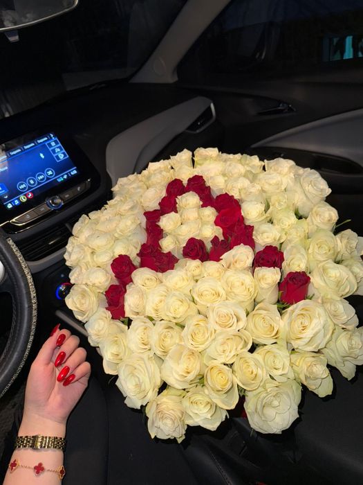 Продам розы в коризне с буквой А