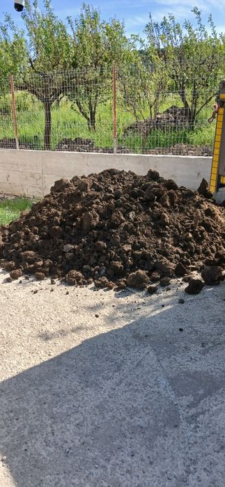 Ingrasamant uscat pamant negru pamant pentru gazon pamant negru cu vegetație uscata afanat nisip sort balast piatra spart