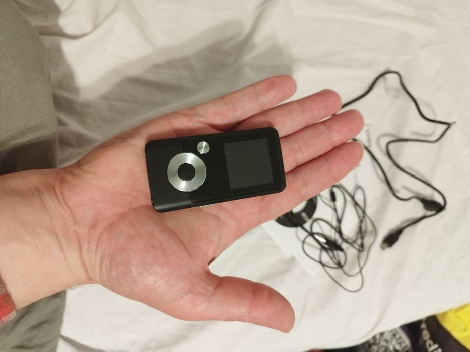 Vând mp 3 player nou