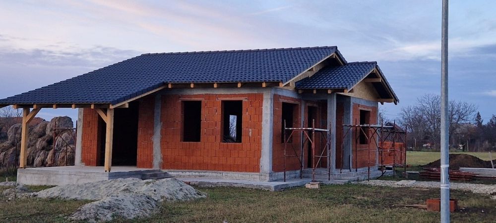 Casă la roșu de vânzare în Leș 

Se oferă spre vânzare casă la roșu situată în localitatea Leș, într-o zonă liniștită