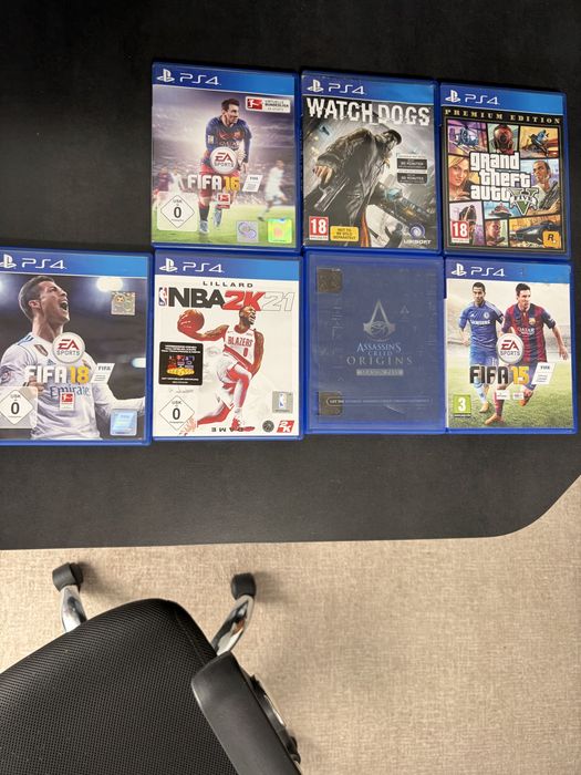 PlayStation 4 Slim със 2 джойстика + 7 игри
