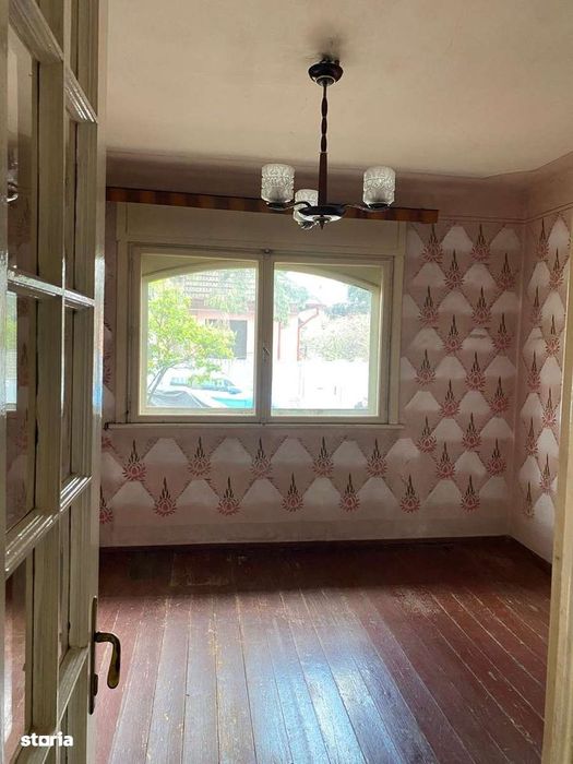 Vand apartament in vila, in zona Decebal