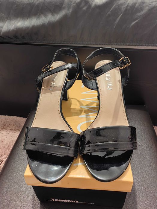 Черни лачени сандали на ток