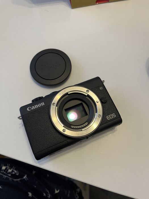Canon EOS M200 с обектив