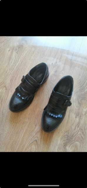 черни кожени обувки