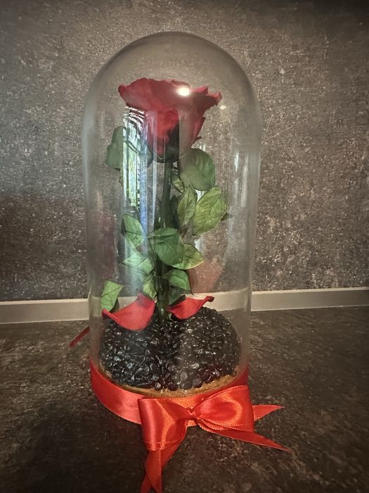 Вечна роза в стъкло