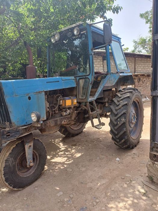 Traktor zo‘r qora mator zadni mos karopka gipayt xolatda ishga tayyor