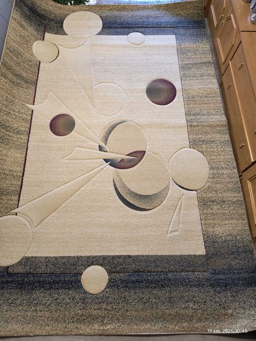 Vând covor. Dimensiuni 200/300 cm. Stare buna. Relații la telefon 0744312266.