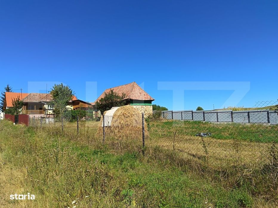 Casa 2 camere, 1040 mp, zona Petresti de Jos