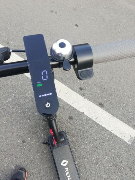 Vând trotineta Renault.