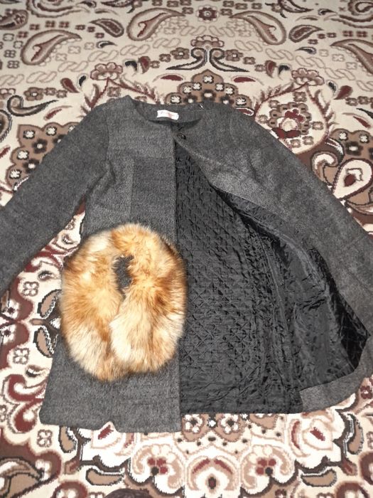 Seriy palto fabrichniy