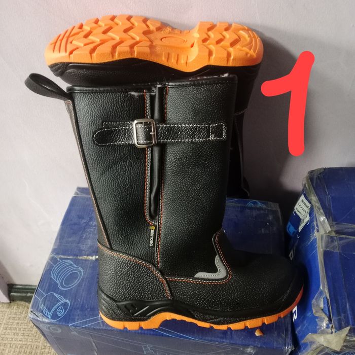 Продам спец обувь.