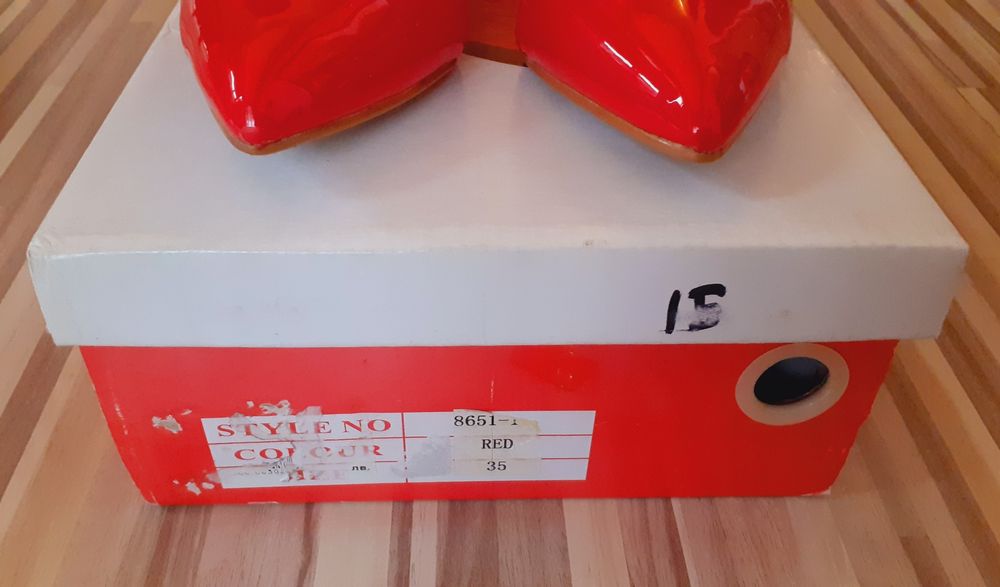 Продавам - Дамски лачени елегантни, червени обувки - 35 номер