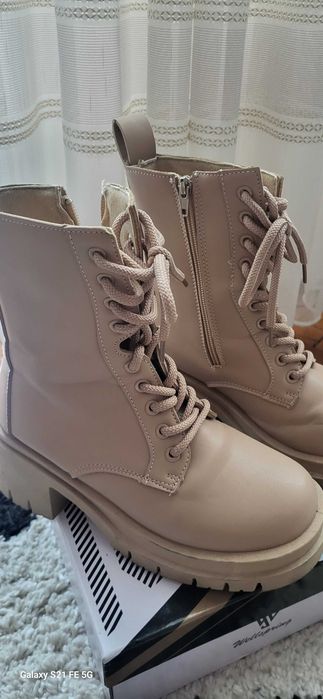 Кубинки цвят бежов.