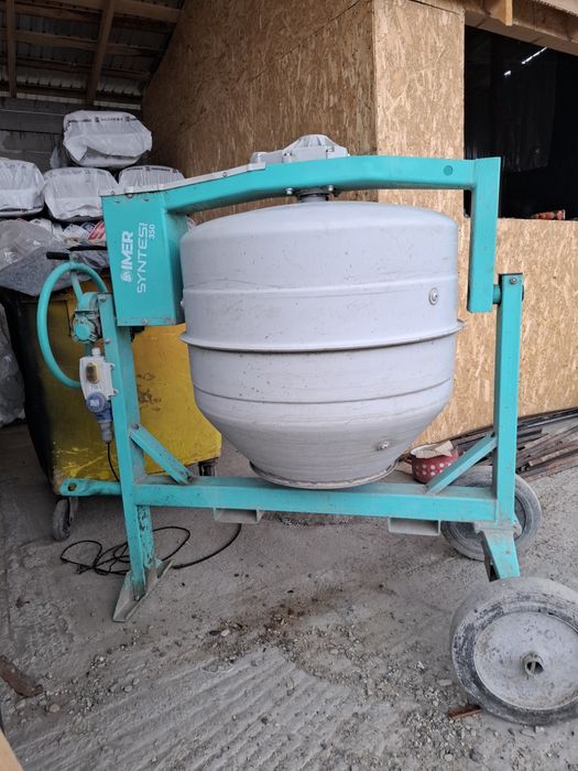 Vând betonera  350 l
