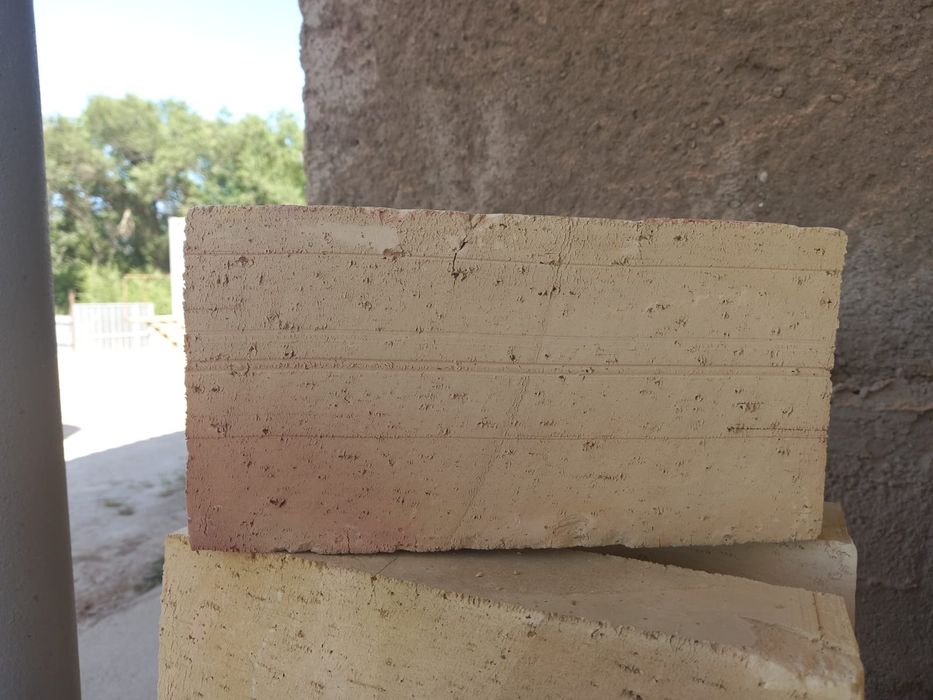 Красный женный кирпич