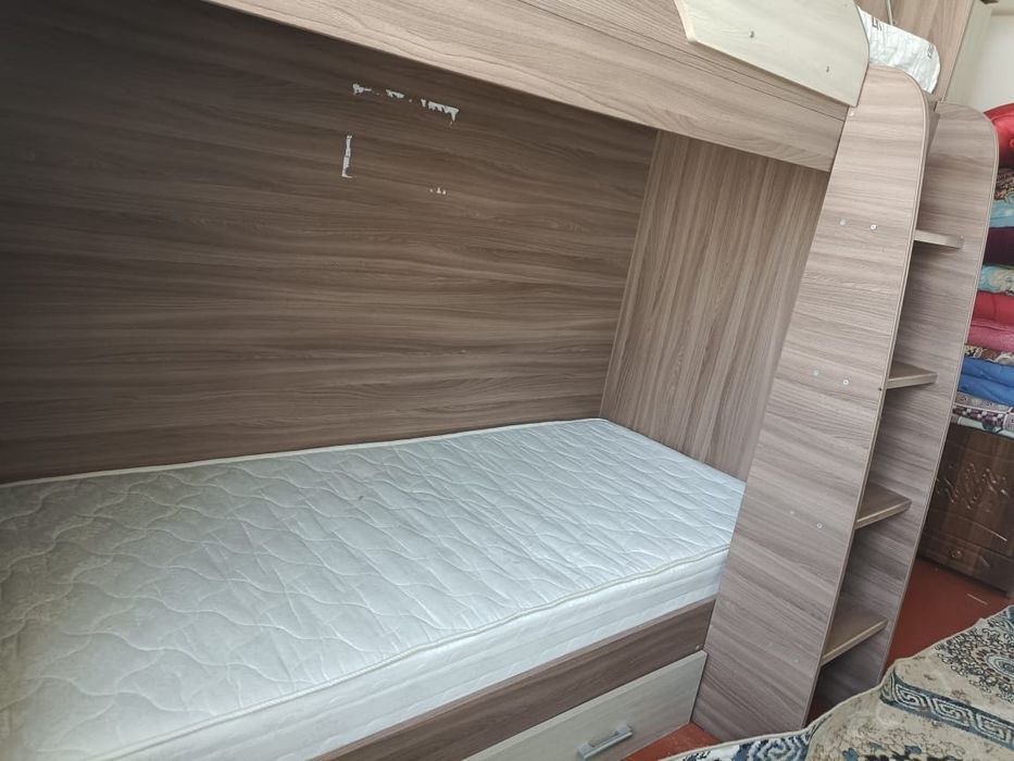 Продается двухярустная кровать с матрасом и манеж