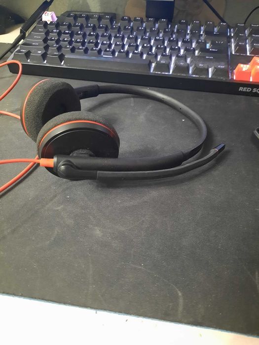 Наушники Plantronics.