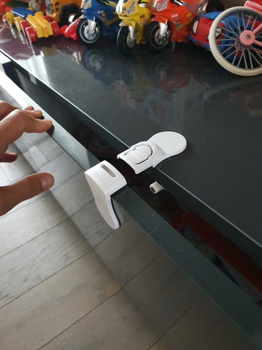 Protectii sertare si dulapuri pentru copii