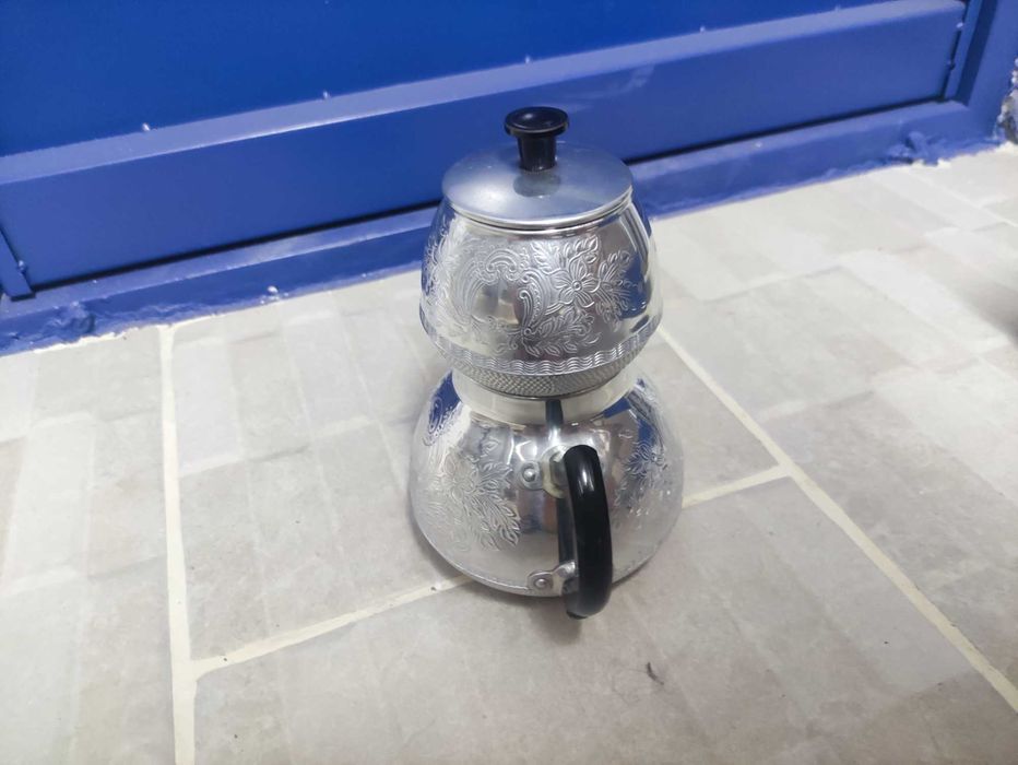 Ретро кафеварка с изящен дизайн и гравирани орнаменти