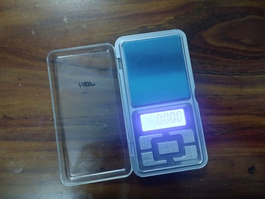 Заргарлар учун тарози ва люпа.