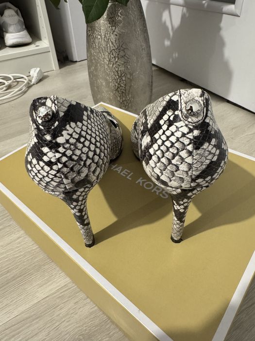 Pantofi Michael Kors din piele naturala marime 38