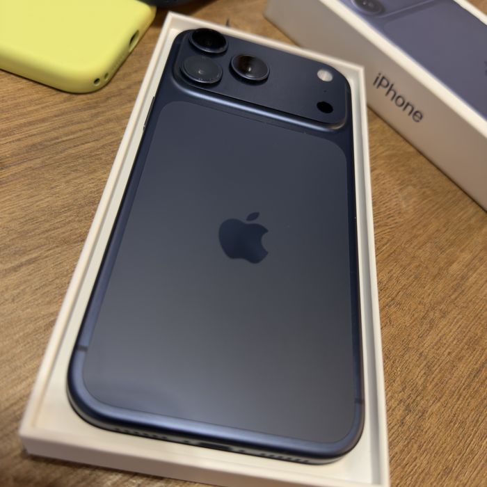 iPhone 17 Pro Max 256GB Deep Blue + оригинални калъфи и аксесоари