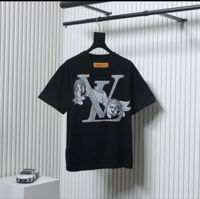 В продаже оригинальная одежда