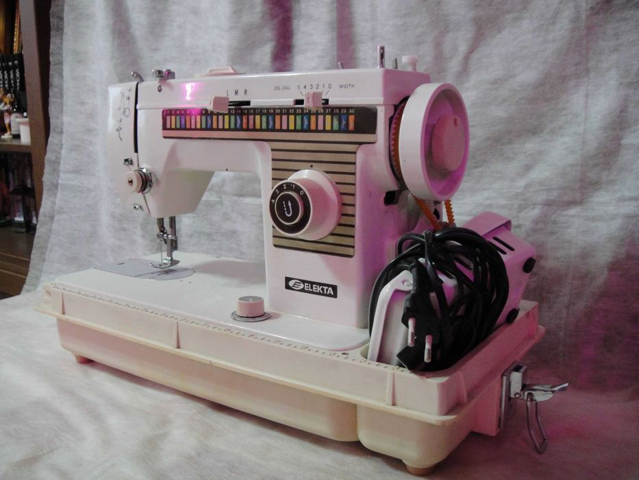 Швейная машинка " ELEKTA ".