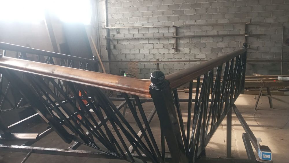 Металлические перила лестницы