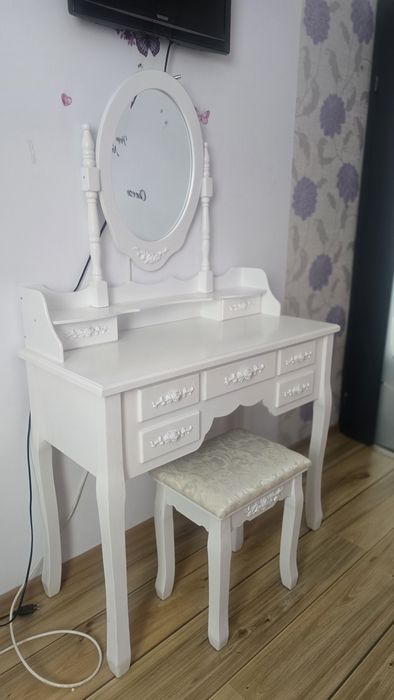 Masa de make-up si scaun