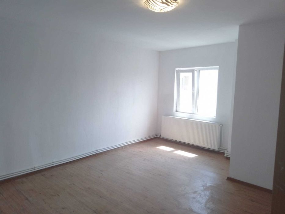 Vand apartament 2 camere semidecomandat zona Centrala Filiasi